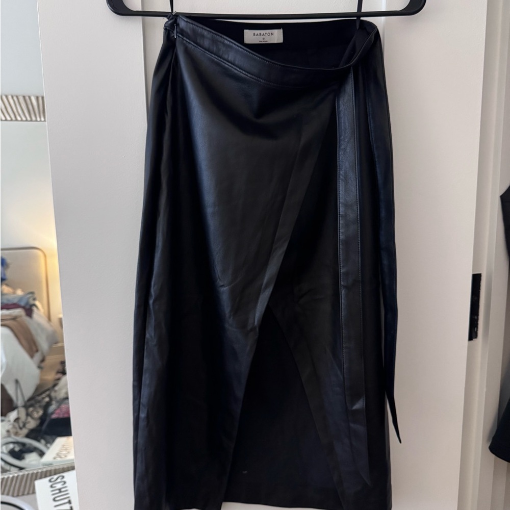 Aritzia Babaton skirt